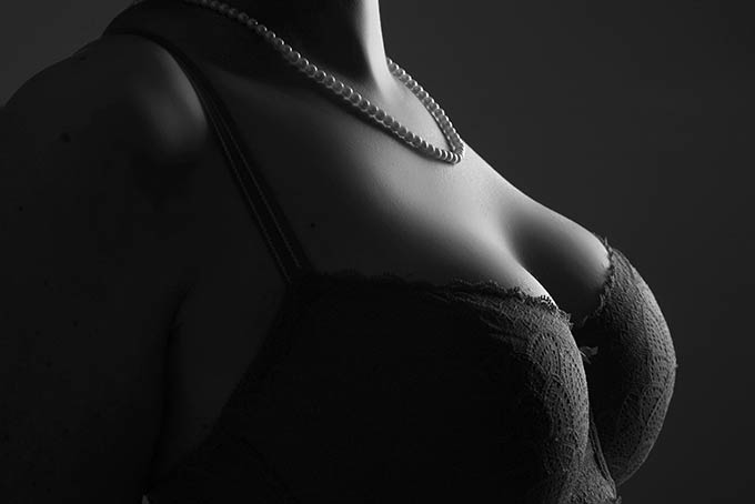 Erotikfoto Brüste im Gegenlicht