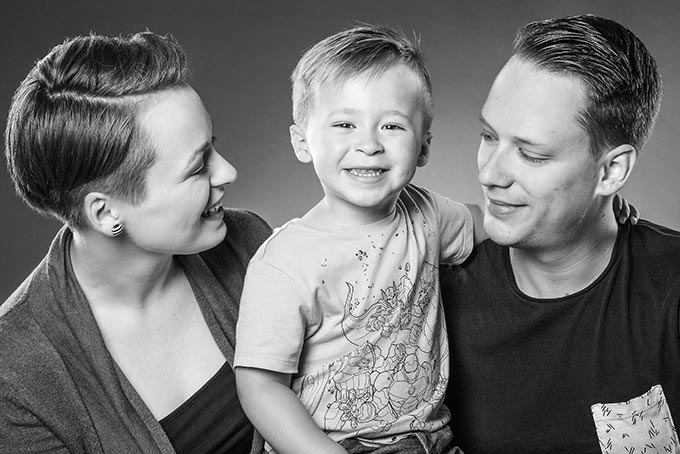 Familienfoto Eltern mit Kind schwarz-weiß