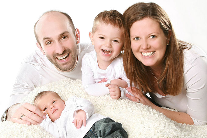 Familienfoto sitzend an der Wand