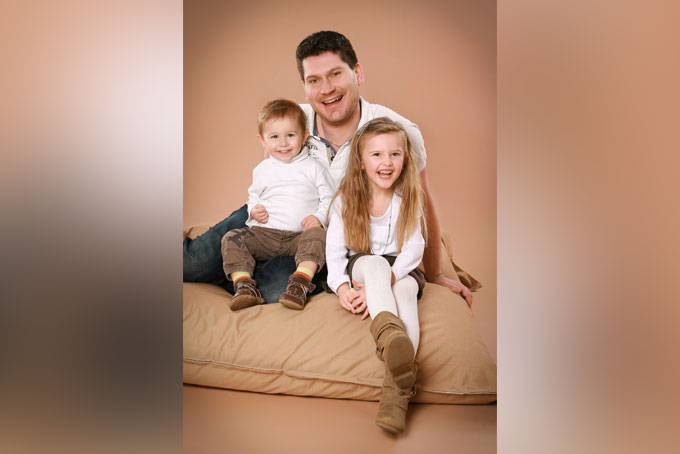 Familienfoto sitzend an der Wand