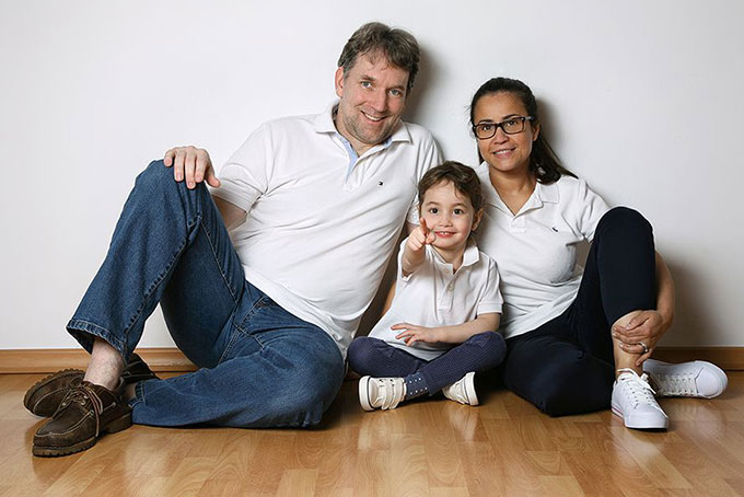 Familienfoto entspannt an der Wand