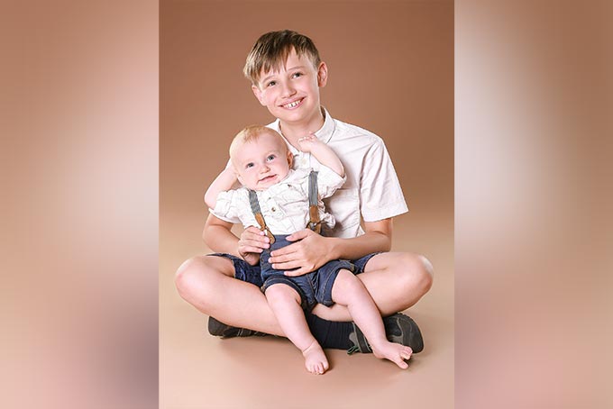 Geschwisterfoto Bruder mit Brüderchen