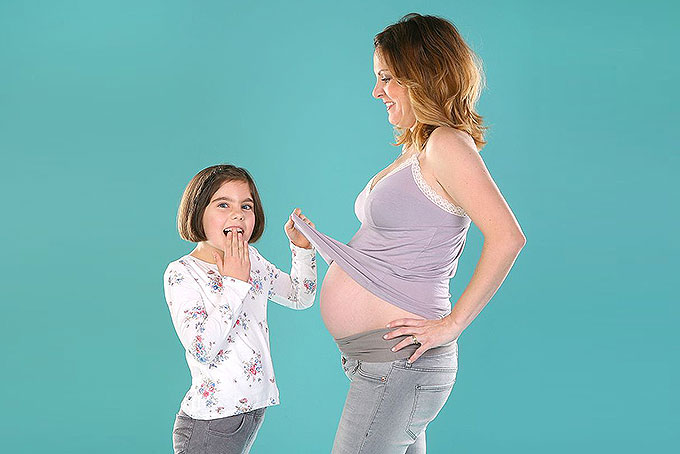 Geschwisterfoto mit Babybauch