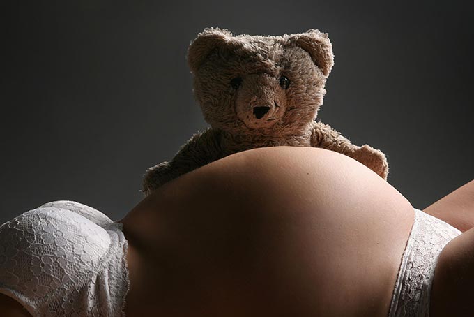 Babybauchfoto mit Teddybär