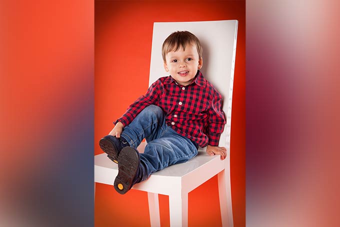 Kleinkindfoto auf dem Stuhl
