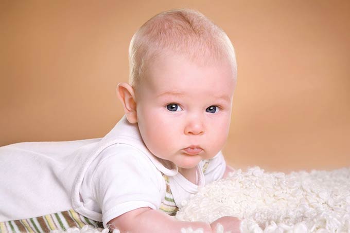 Babyfotografie neugierig schauend