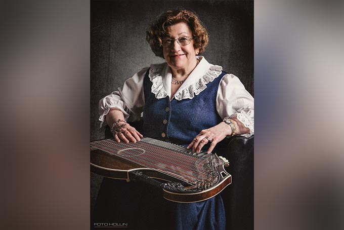 Künstlerportrait Frau in Tracht