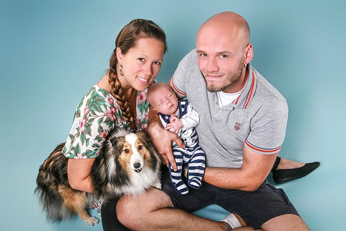 Familienfoto mit Baby und Hund